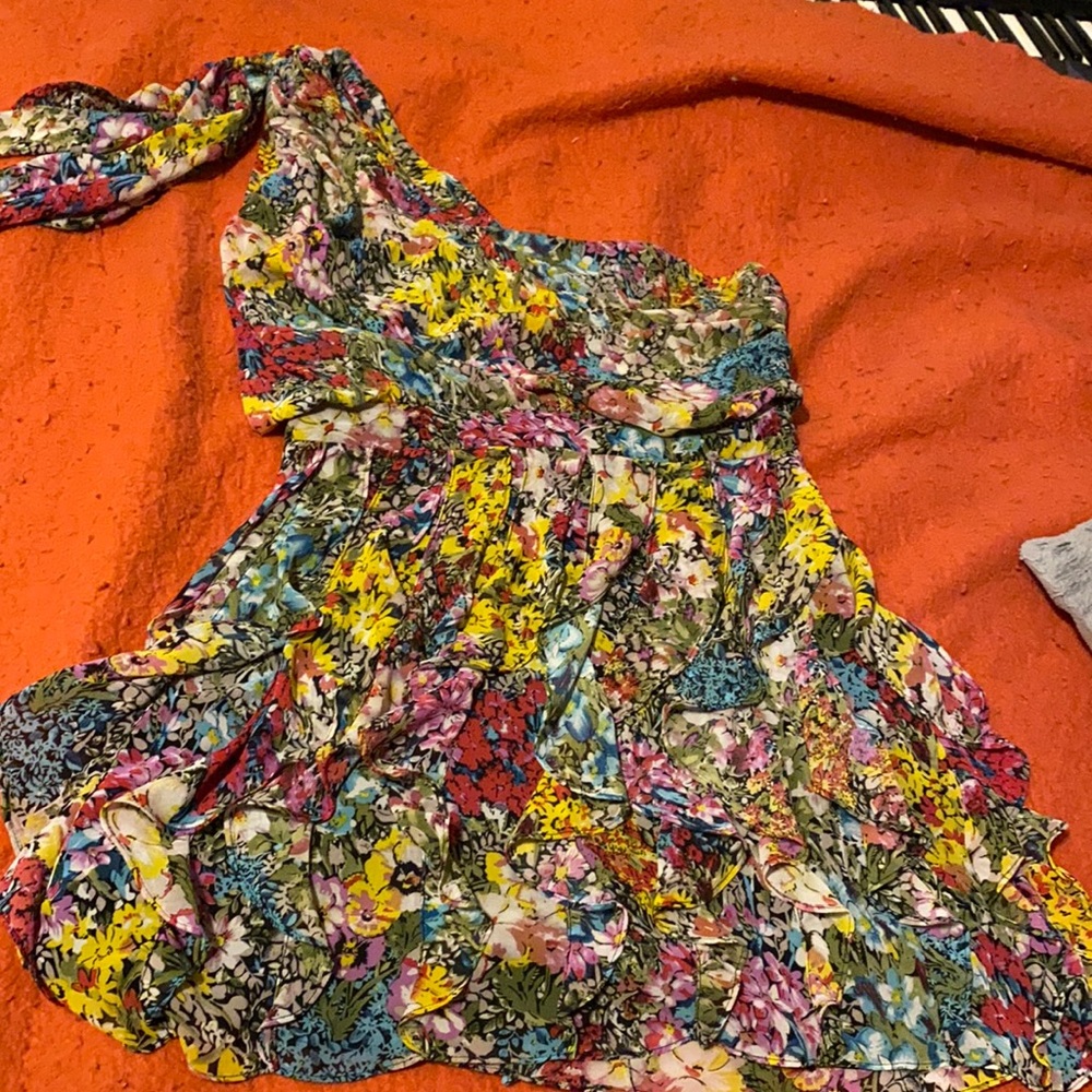 Extremely pretty strapless dress with one shower tie ribbon strap tie on right❤️